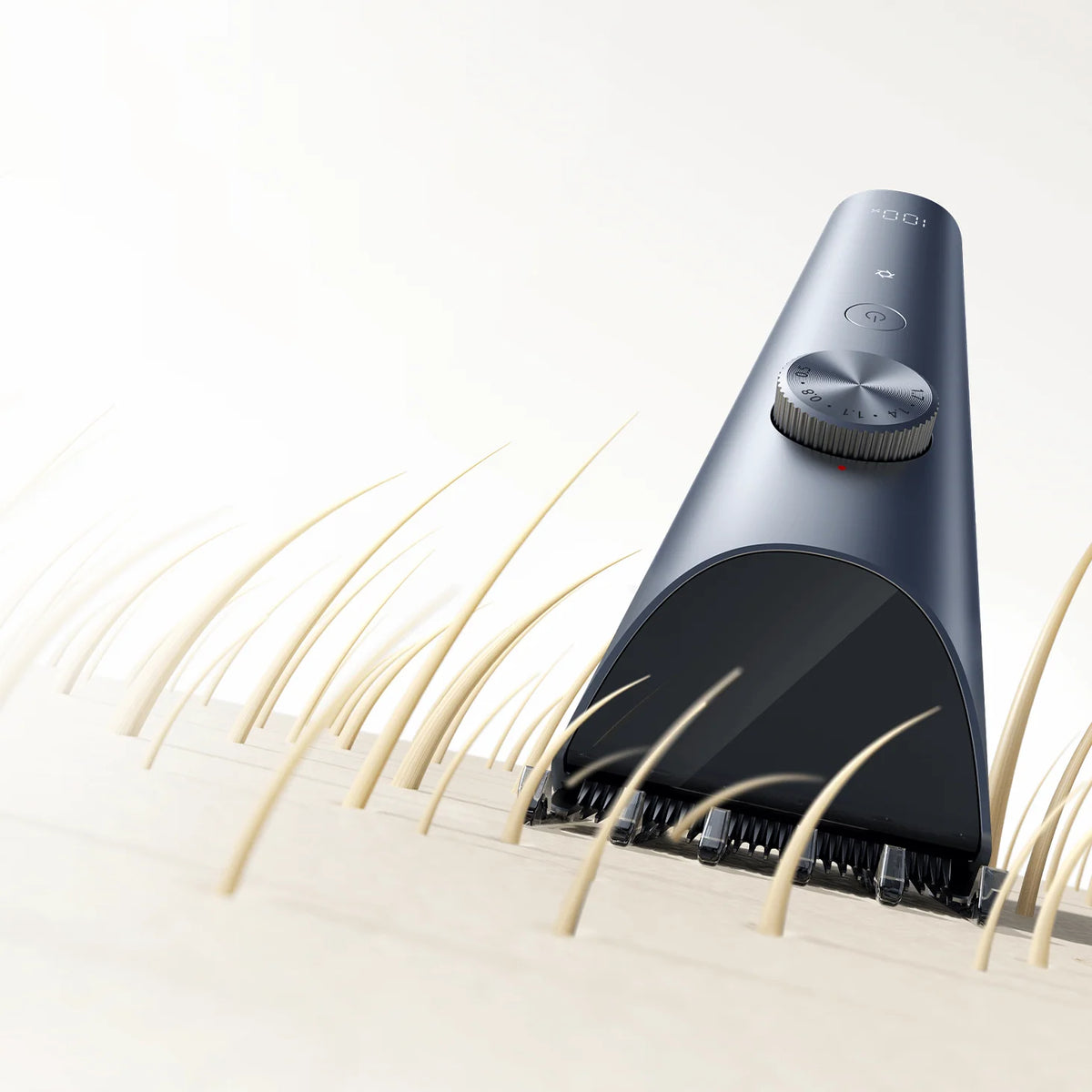 Mes van de Xiaomi Hair Clipper 2 dat door haar knipt