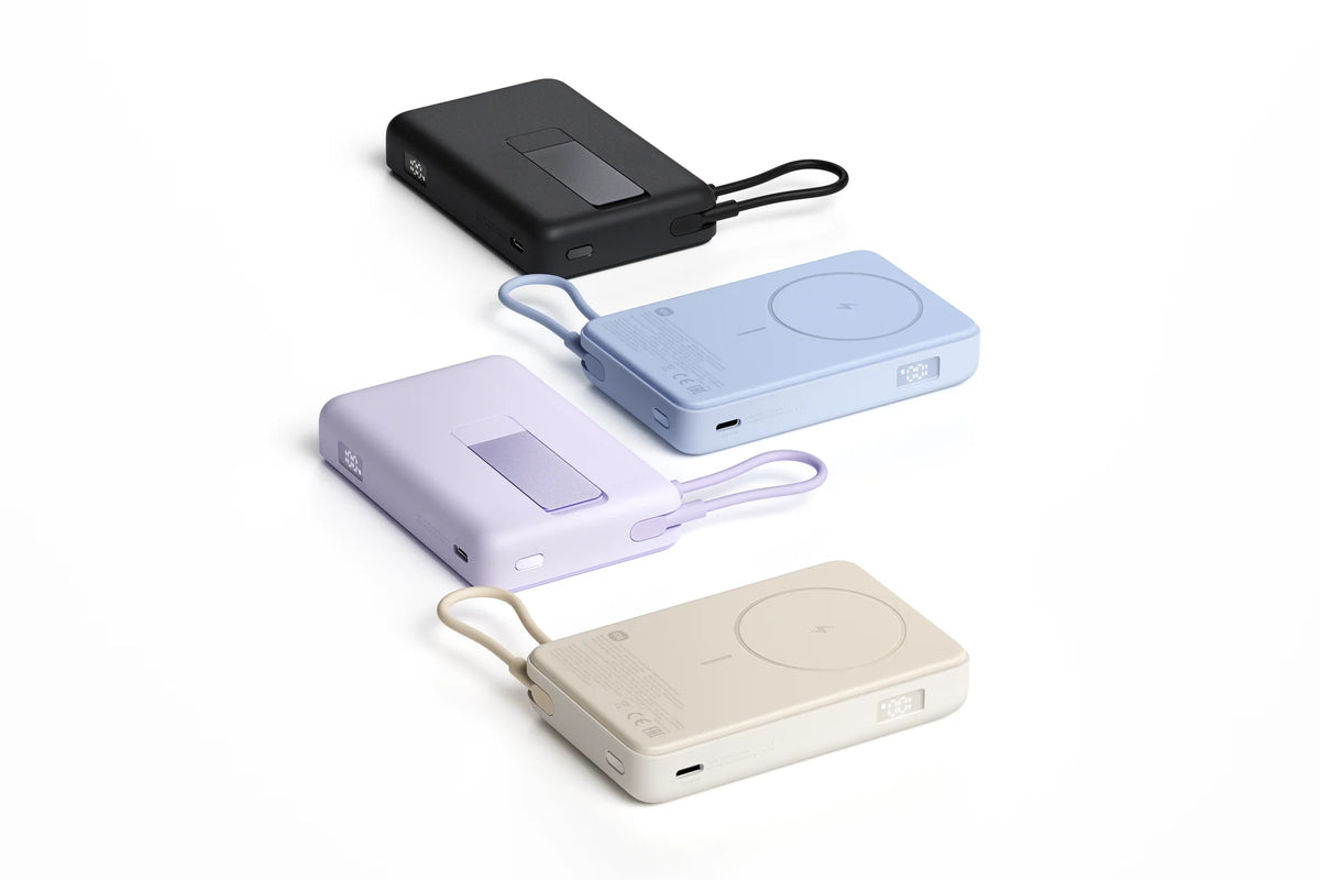 Xiaomi Magnetic Power Bank 10000 naast een telefoon en oordopjes die opladen