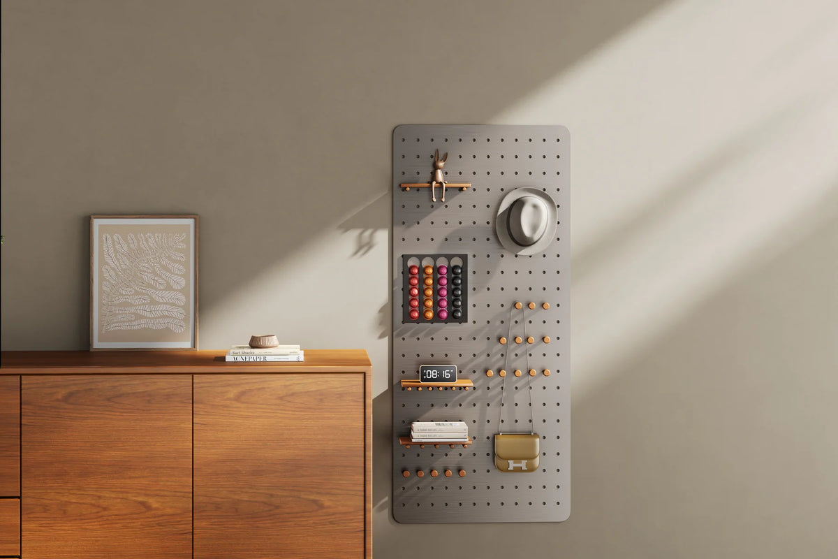 Magnetische capsulehouder van de Xiaomi Mijia Capsule Coffee Machine aan een metalen wandrek