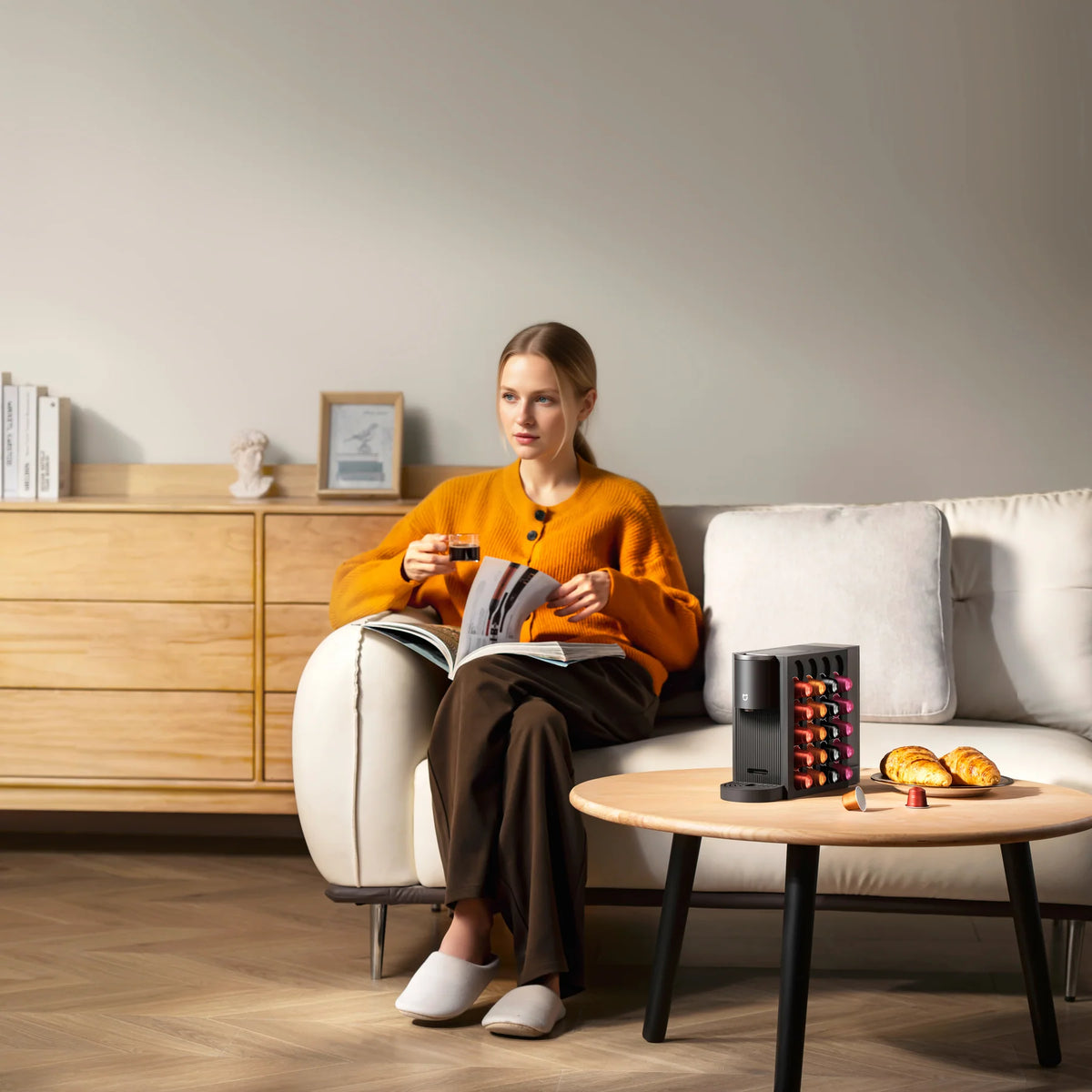 Vrouw drinkt een espresso uit de Xiaomi Mijia Capsule Coffee Machine op de bank
