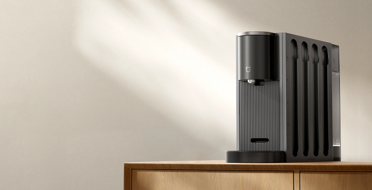 Xiaomi Mijia Capsule Coffee Machine op een houten dressoir in het ochtendlicht