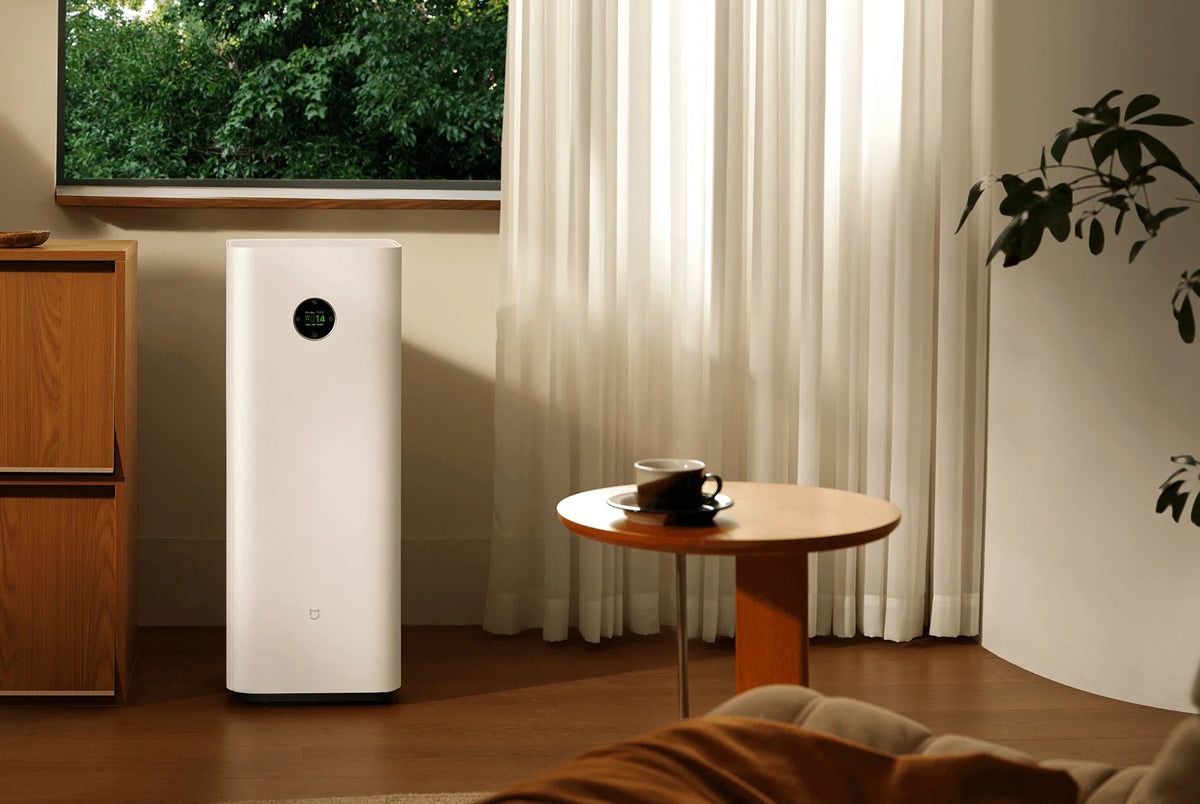 Xiaomi Mijia Smart Air Purifier Max met de Xiaomi Mijia Smart Air Purifier Max Filter naast een dressoir