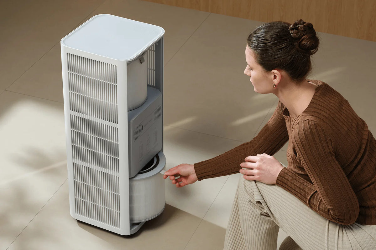 Vrouw wisselt de Xiaomi Mijia Smart Air Purifier Max Filter in de luchtreiniger