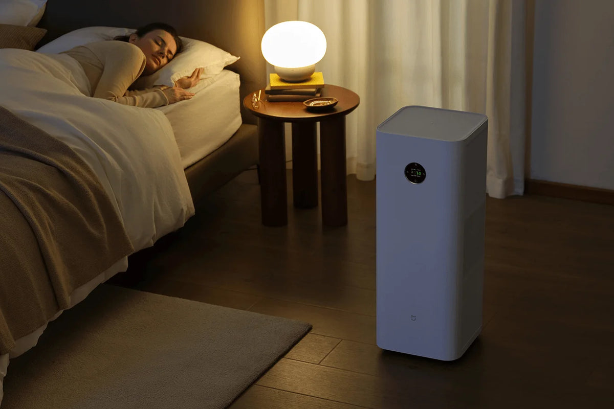 Xiaomi Mijia Smart Air Purifier Max 's avonds naast het bed in de slaapkamer