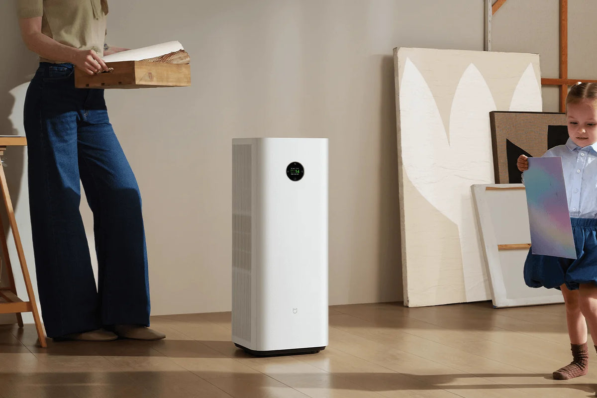Moeder en kind in de woonkamer met de Xiaomi Mijia Smart Air Purifier Max