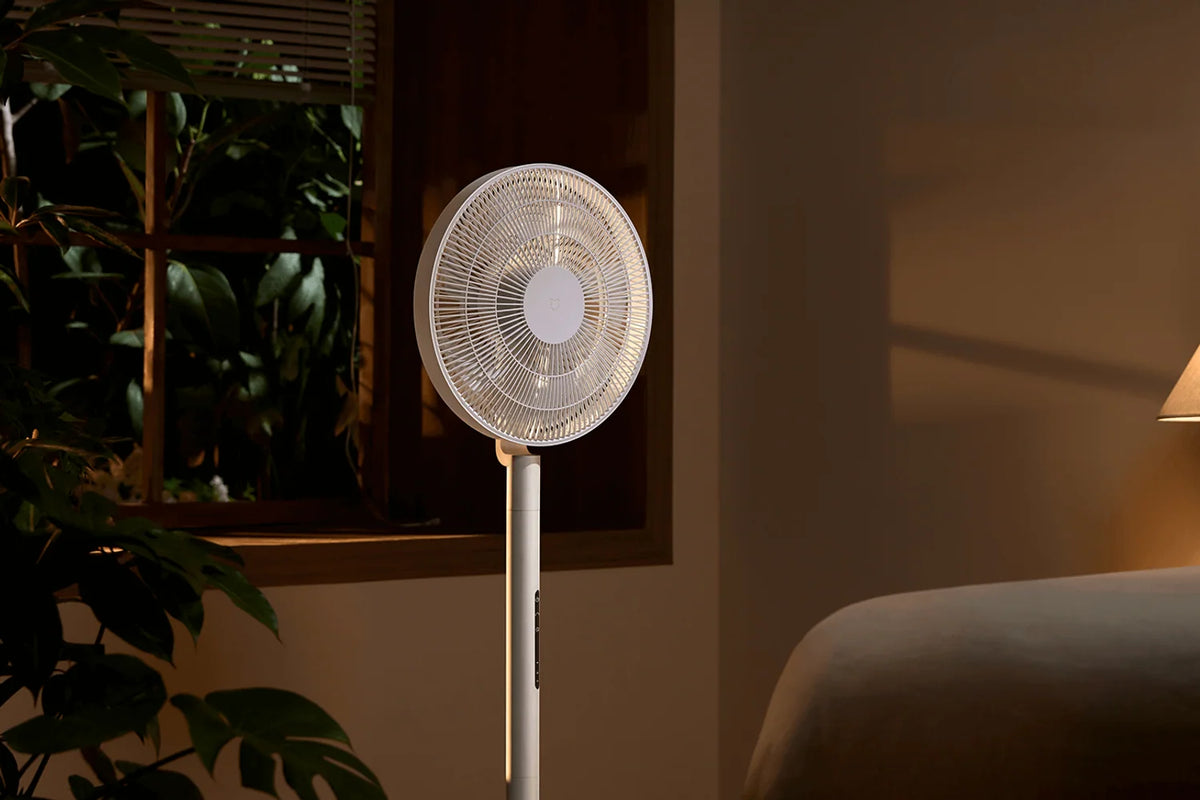 Xiaomi Mijia Smart Standing Fan Pro Slim 's avonds in de slaapkamer bij het bed