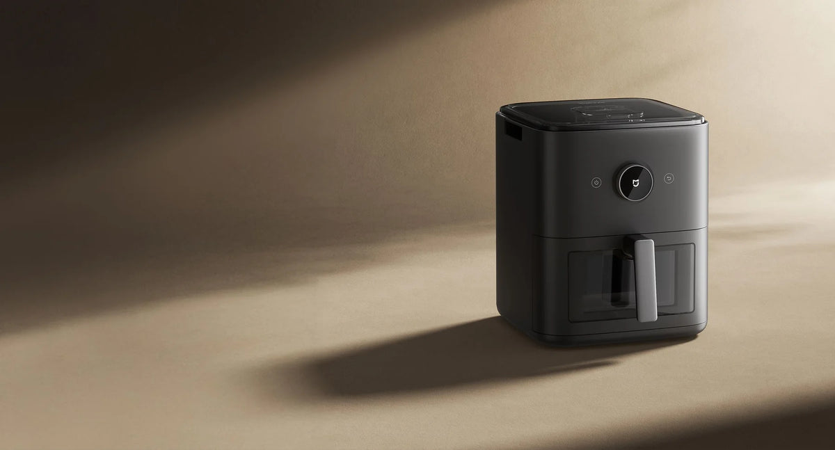 Xiaomi Mijia Smart Steam Air Fryer 7L op een lichte ondergrond in de zon
