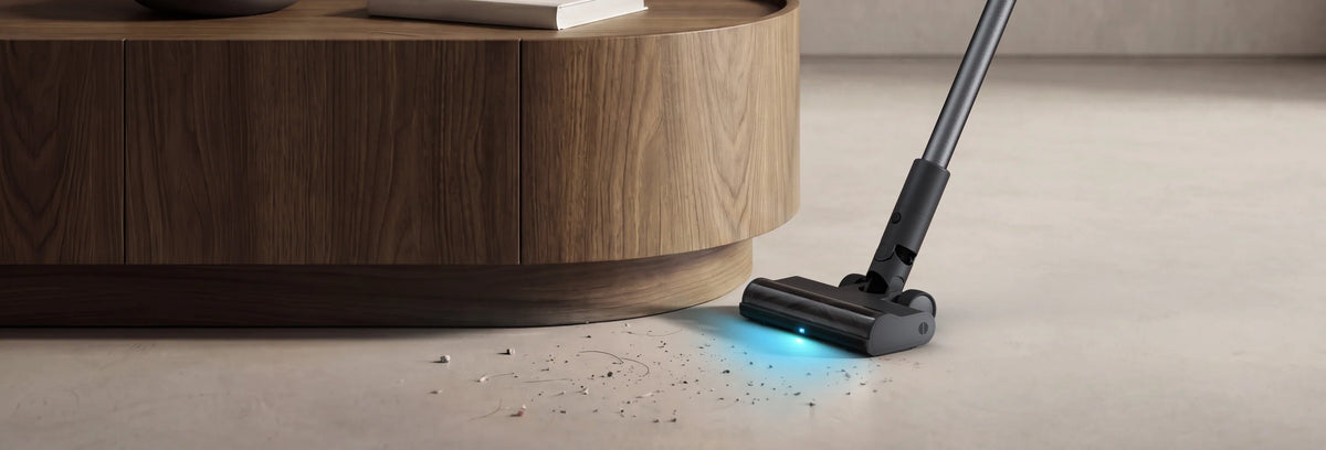 Vloerborstel van de Xiaomi Mijia Vacuum Cleaner 4 Pro met blauw licht naast een salontafel