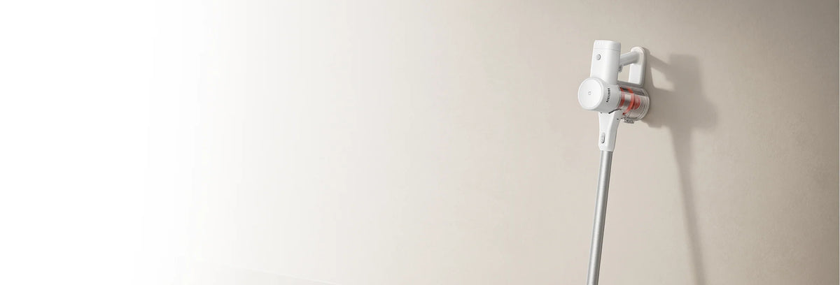 Xiaomi Mijia Vacuum Cleaner 4C leunt tegen een lichte muur