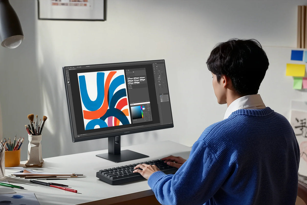 Ontwerper bewerkt een illustratie op de Xiaomi Monitor A24i 2026