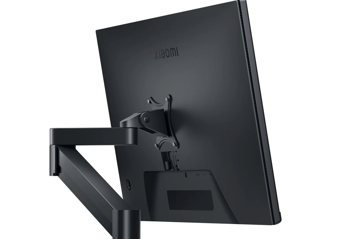 Achterkant van de Xiaomi Monitor A24i 2026 aan een zwarte monitorarm