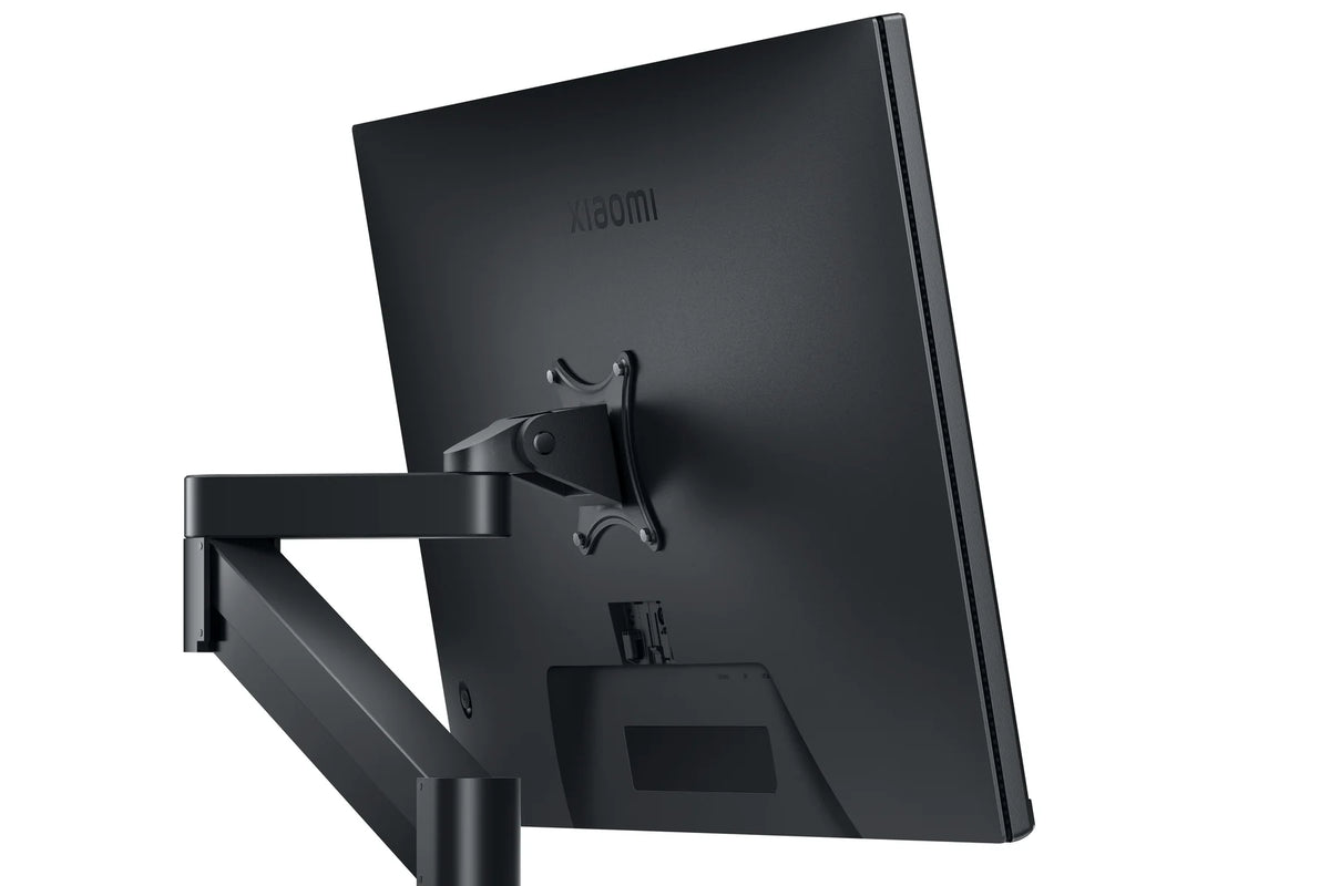 Achterkant van de Xiaomi Monitor A27i 2026 aan een zwarte monitorarm