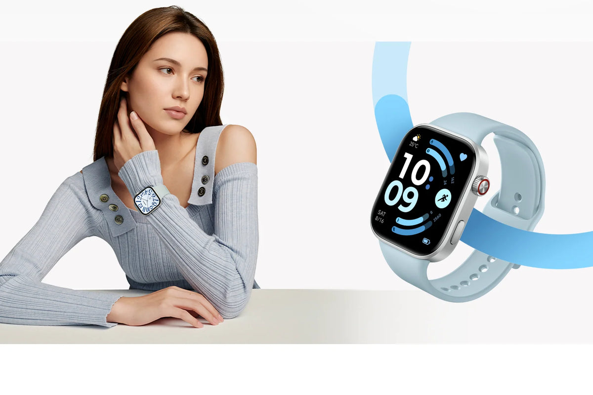 Xiaomi Redmi Watch 6 in Glacier Blue naast een vrouw in een lichtblauwe trui