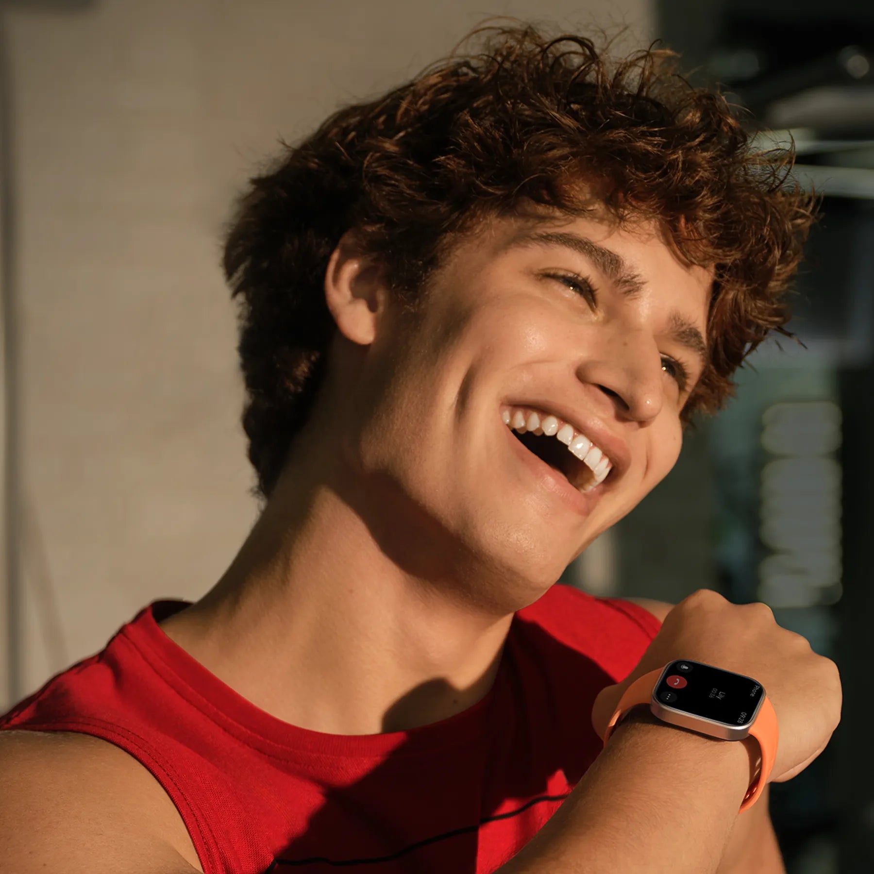 Xiaomi Redmi Watch 6 Active in Sunset Orange om de pols tijdens een work-out