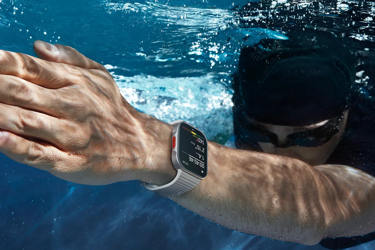 Zwemmer onder water met de Xiaomi Redmi Watch 6 Lite om de pols