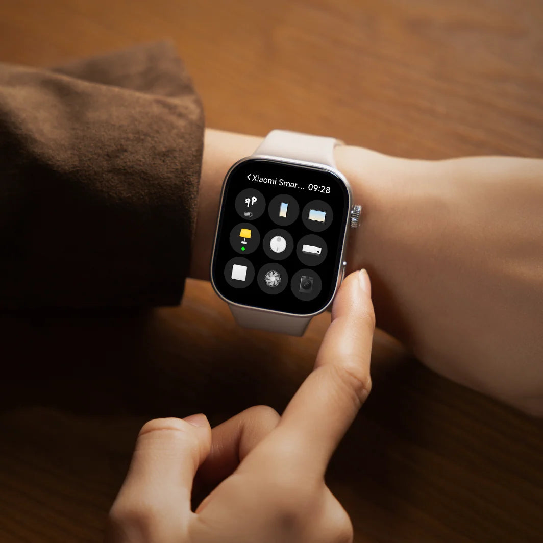 Vinger tikt op het scherm van de Xiaomi Redmi Watch 6 om de pols
