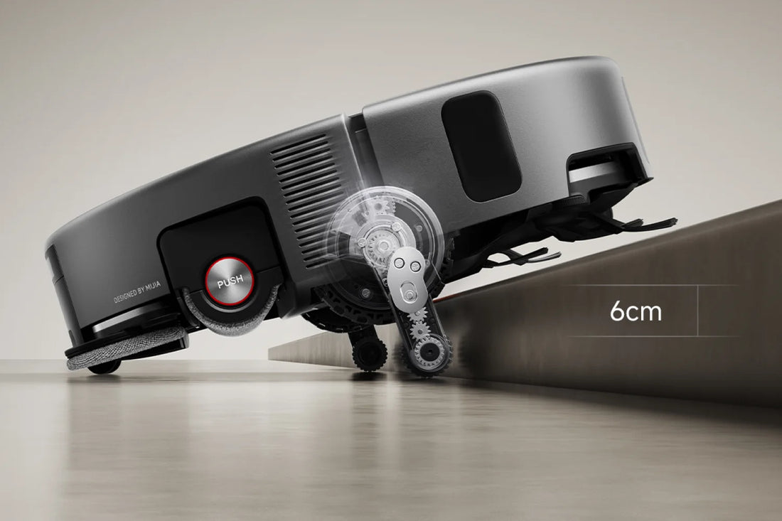 Close-up van de Xiaomi Robot Vacuum 6 Max die met klimpoten een drempel van 6 cm op gaat