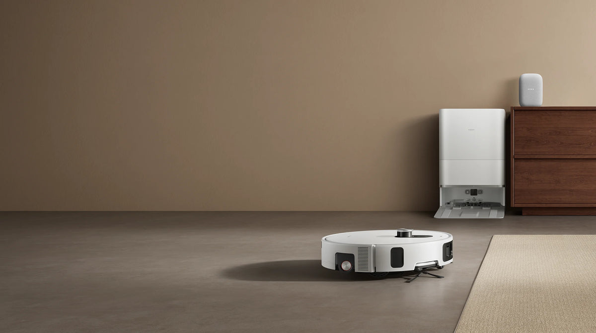 Xiaomi Robot Vacuum 6 Pro in een woonkamer met dressoir en kleed