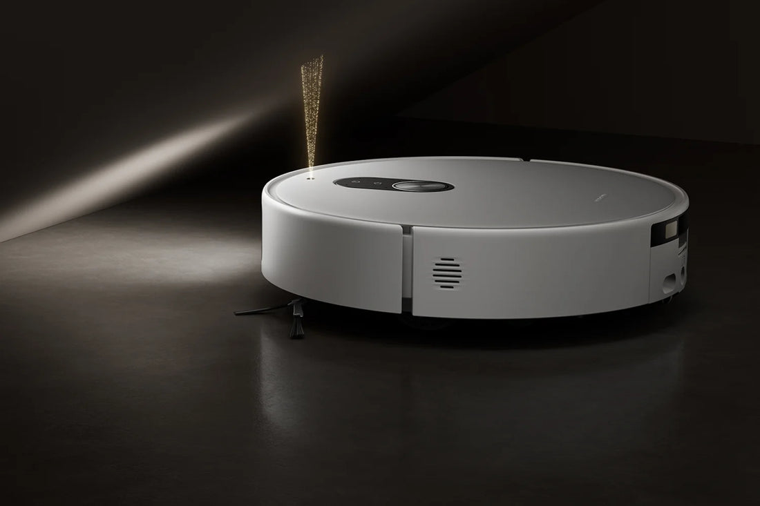 Xiaomi Robot Vacuum 6 Pro met ingetrokken LiDAR-toren op weg onder een laag meubel