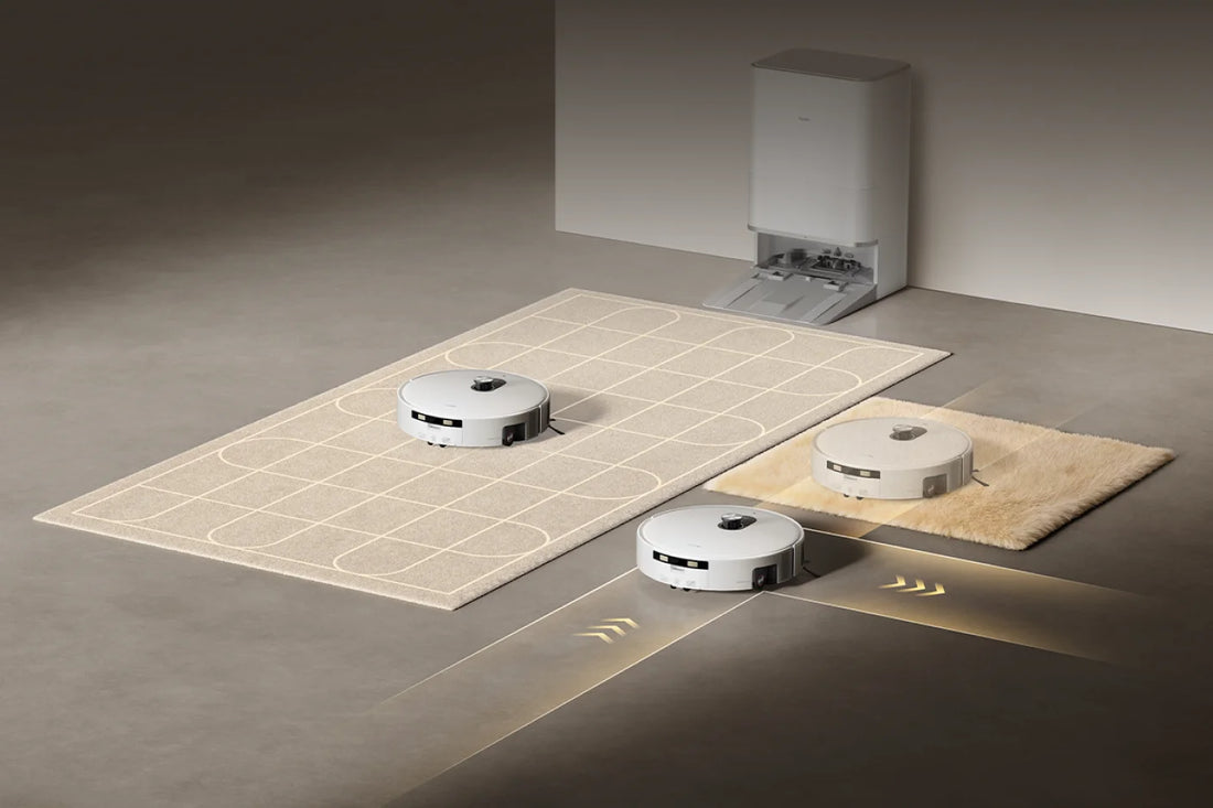 Twee keer de Xiaomi Robot Vacuum 6 Pro op tapijt en harde vloer, met het station op de achtergrond