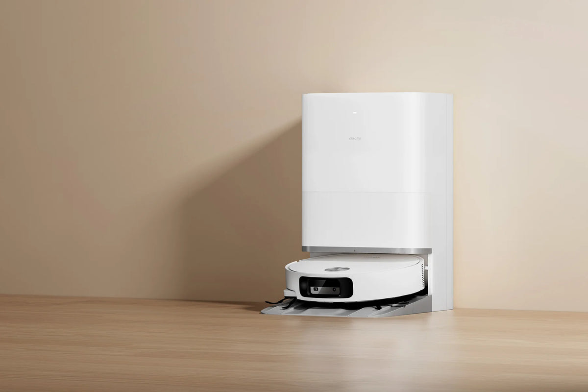 Xiaomi Robot Vacuum 6 in zijn station tegen een warme achtergrond
