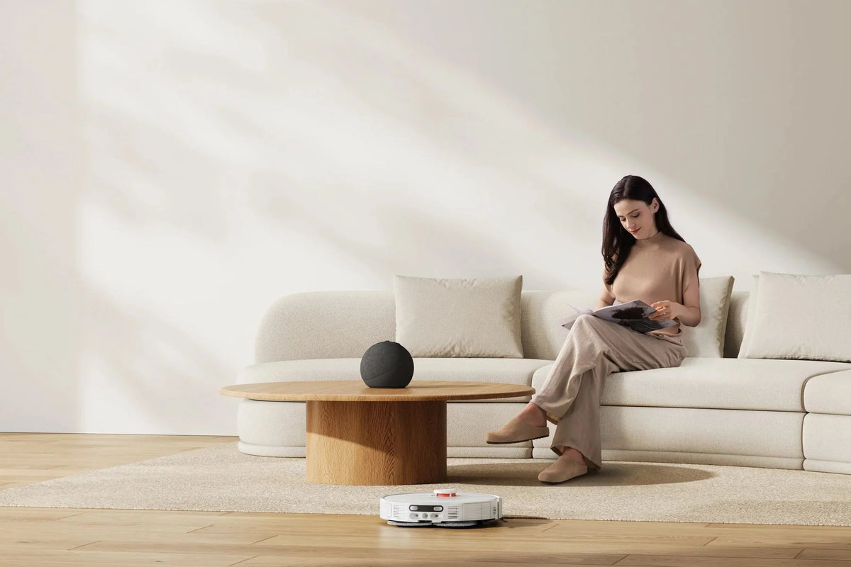 Xiaomi Robot Vacuum H50 Pro met station naast een houten kast