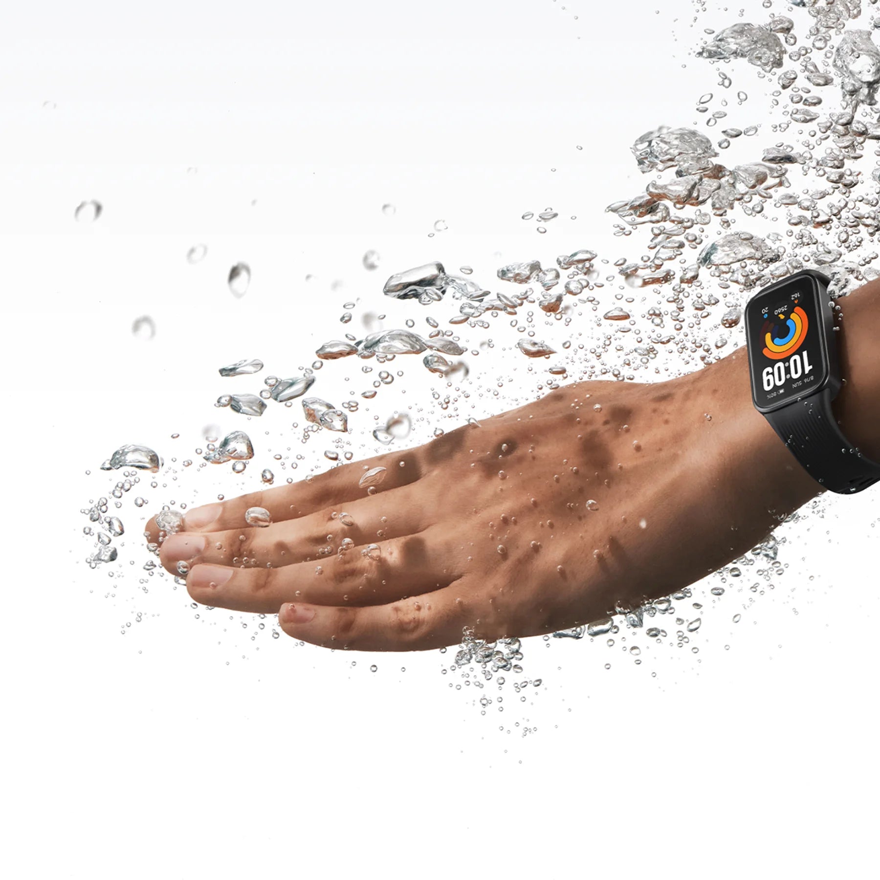 Xiaomi Smart Band 11 Active om de pols onder een plens water