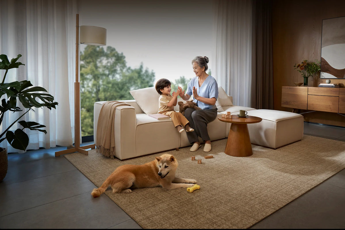 Woonkamer met oma, kleinkind en hond, zoals de Xiaomi Smart Camera C701 Pro hem ziet