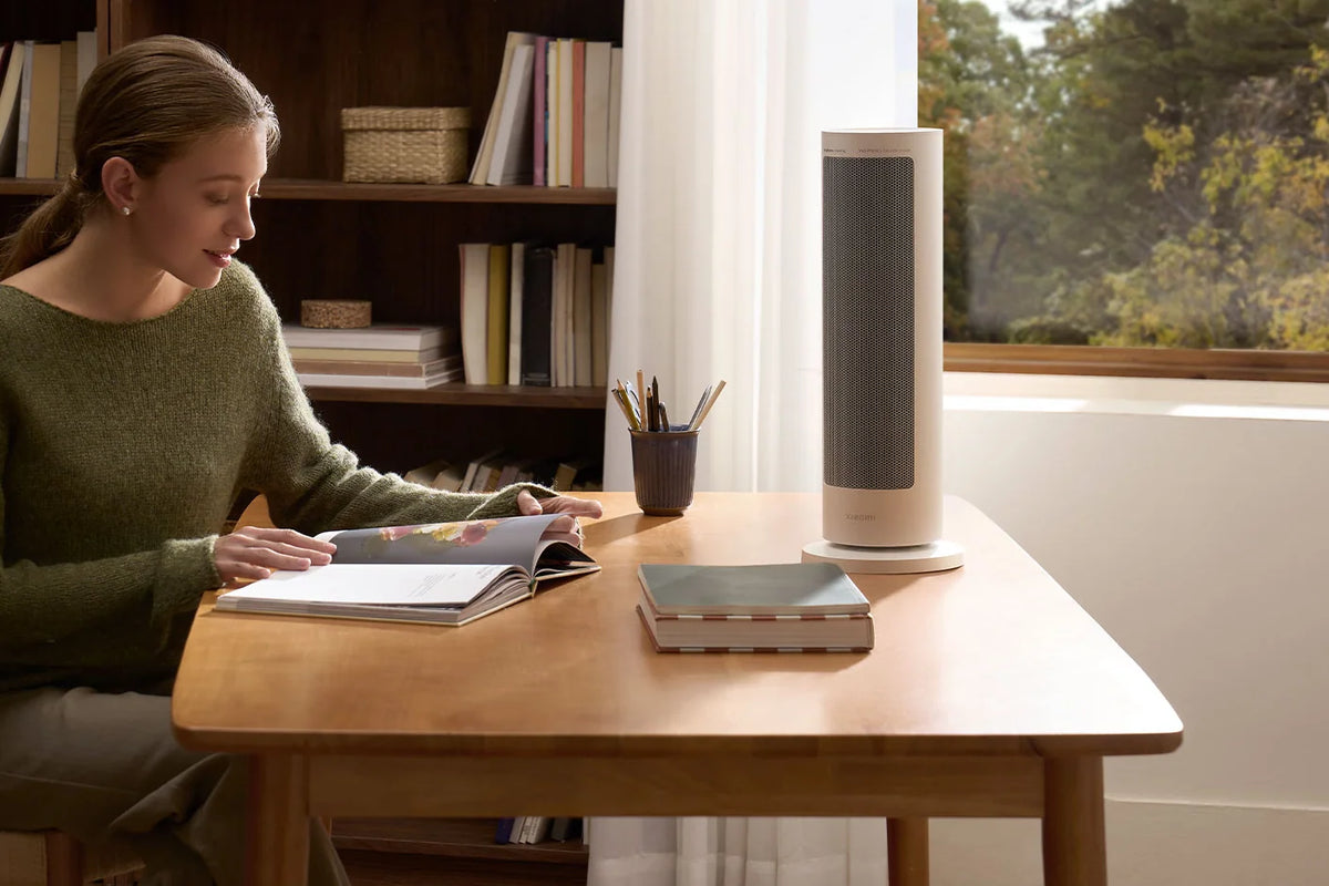 Xiaomi Smart Graphene Heater op het bureau van iemand die thuis werkt
