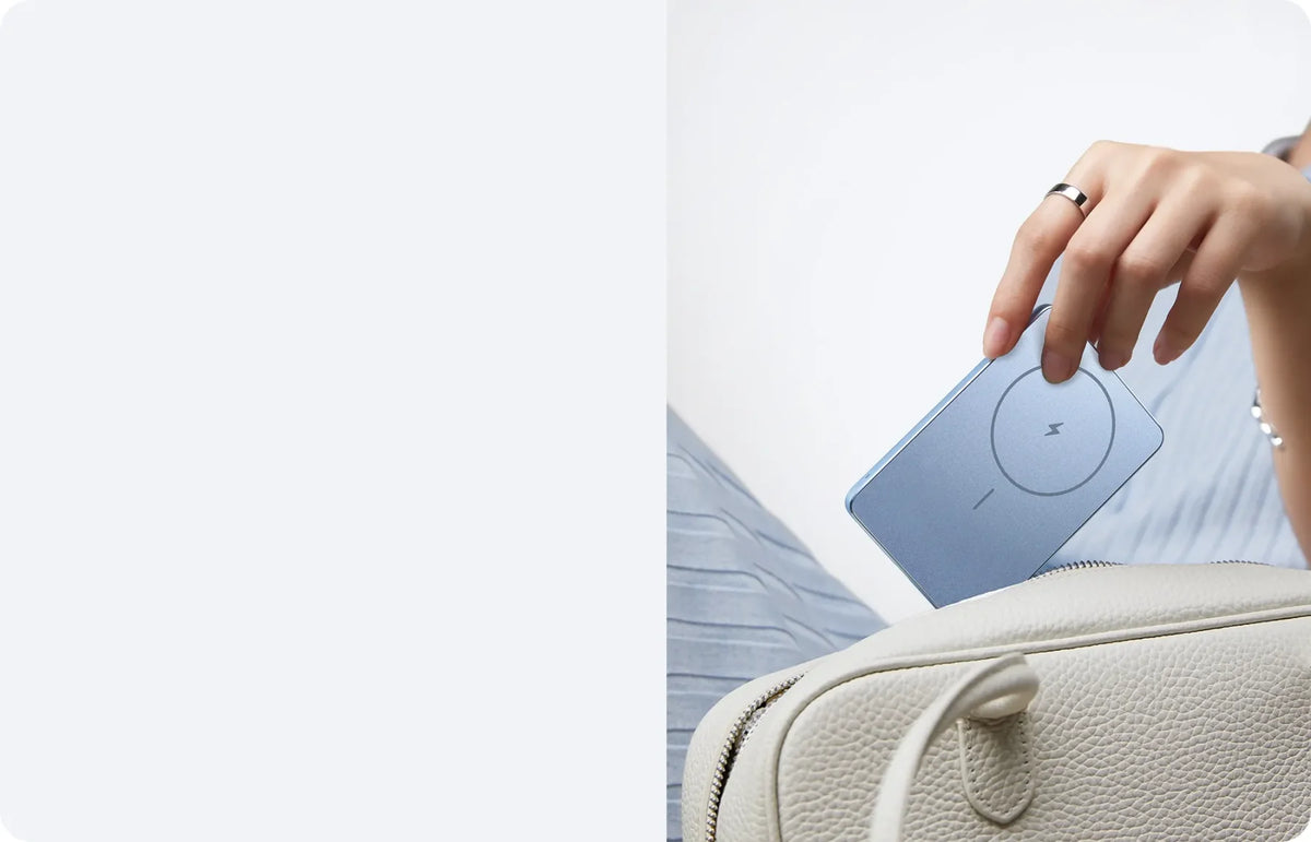 Xiaomi Super Slim Magnetic Power Bank 5000 wordt in een tas gestopt