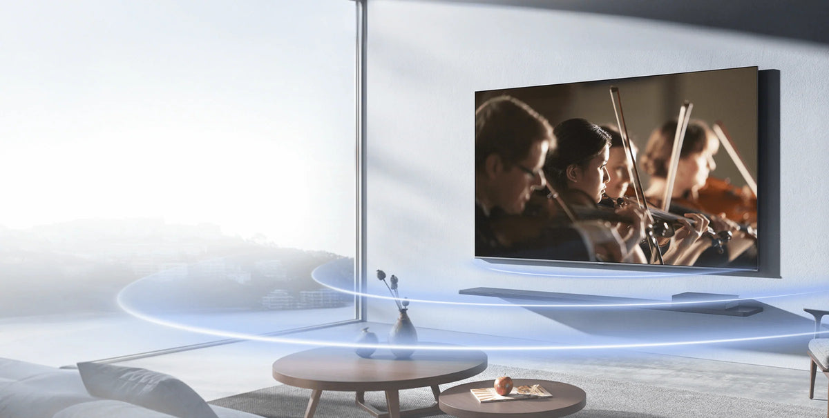 Lichte woonkamer met een tv aan de muur, aangesloten op de Xiaomi TV Stick HD (2nd Gen)