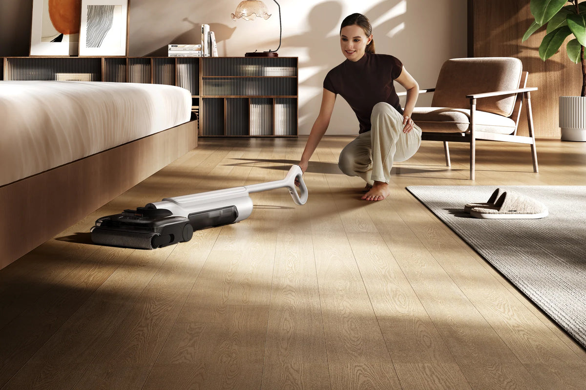 Vrouw dweilt onder het bed met de Xiaomi Truclean W30 Pro